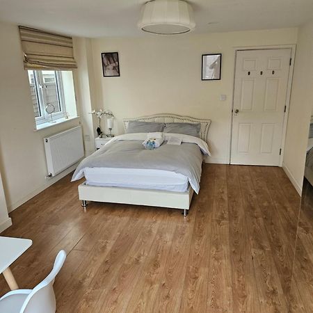 Extra Large Bedroom Дартфорд Екстер'єр фото